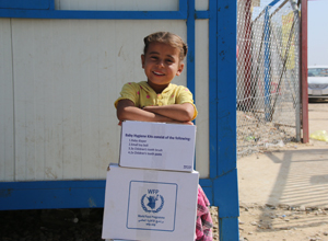 WFP 지원식량을 갖고 있는 어린이