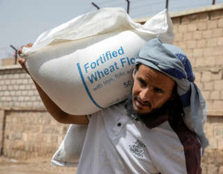 WFP의 월 정기 식량 배급을 받은 칼리드씨. Photo: WFP/Annabel Symington
